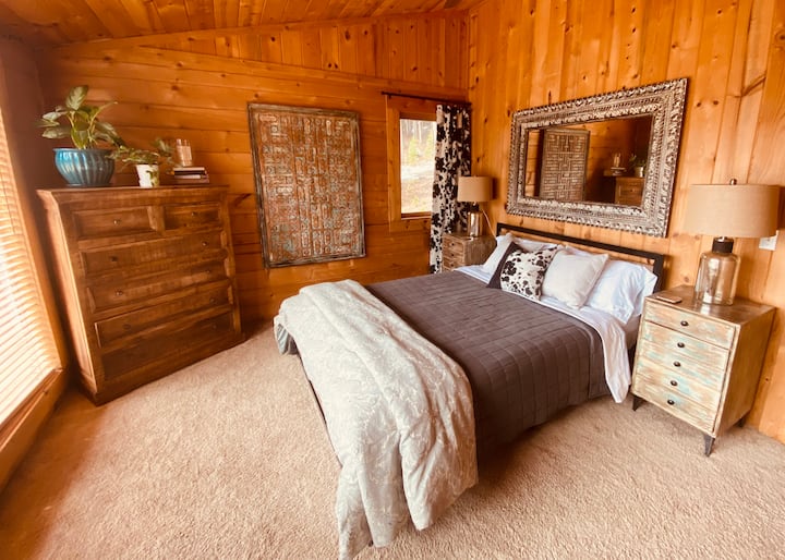 Chumba cha kulala cha Mwalimu: Dari iliyojaa msitu na mwonekano wa mlima kutoka kwenye madirisha ya mbele na ya pembeni.  