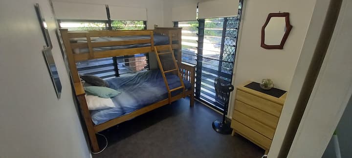 Chumba cha kulala cha pili - ghorofa mbili. Mara mbili chini, moja juu na trundle moja chini (mtoto mdogo)