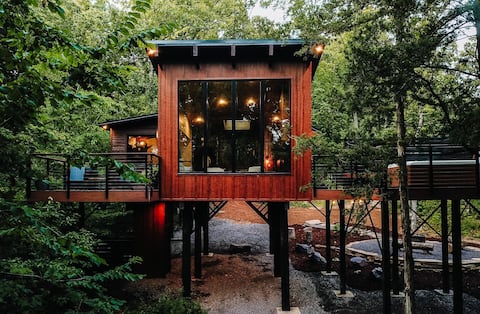 Romantic Treehouse Retreat w/ Hot Tub