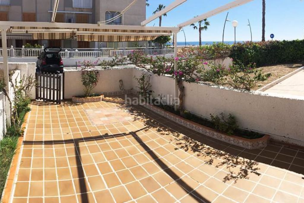 Terraza del apartamento. Se ve la playa y el mar