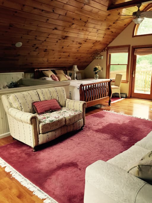 Large upstairs bedroom with queen bed and full bath with soaking tub (also overlooking lake)! Also, sitting area with table!