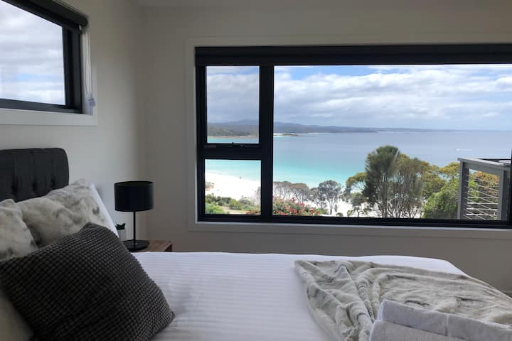 Cama tamaño king en el dormitorio principal: mira esas vistas