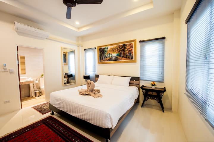 Master Bedroom with en suite bathroom, air con and Smart TV