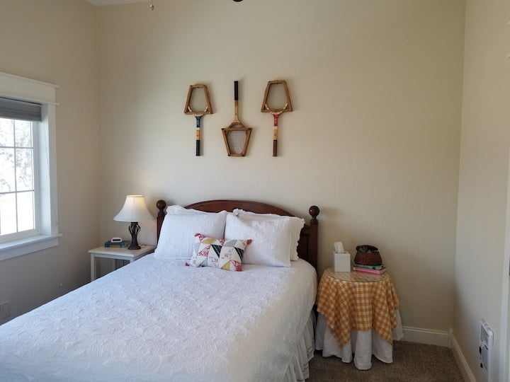 Chumba cha kulala cha Malkia kilicho na vitambaa vyote vyeupe vya kifahari