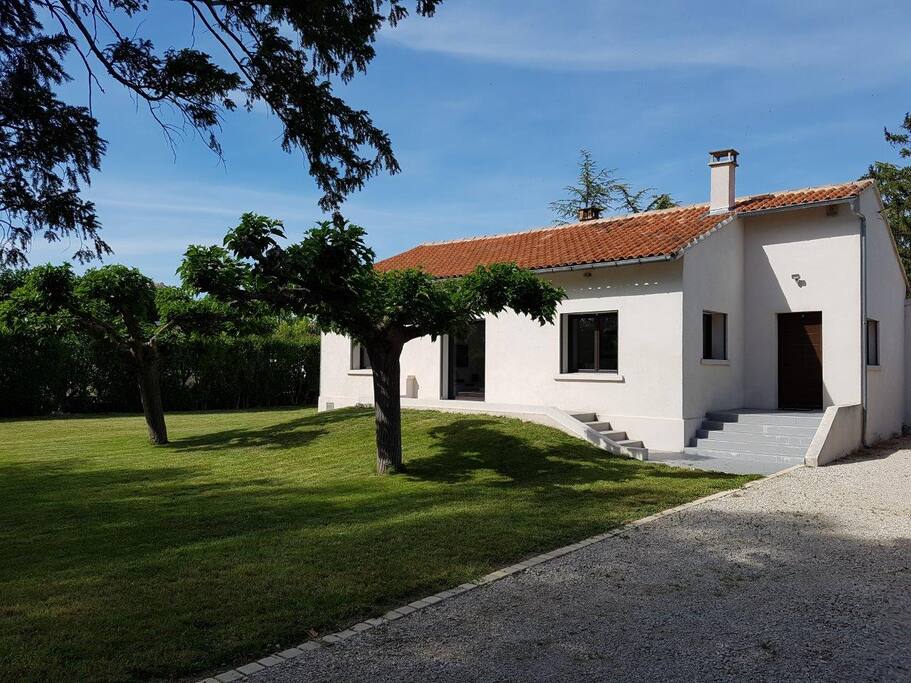 Villa et jardin arboré