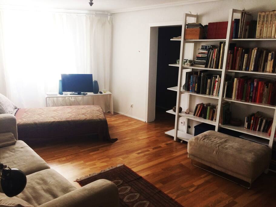 Salón común con cama individual / Common room with single bed.