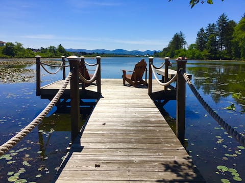 Oregon Coast lakefront cottage