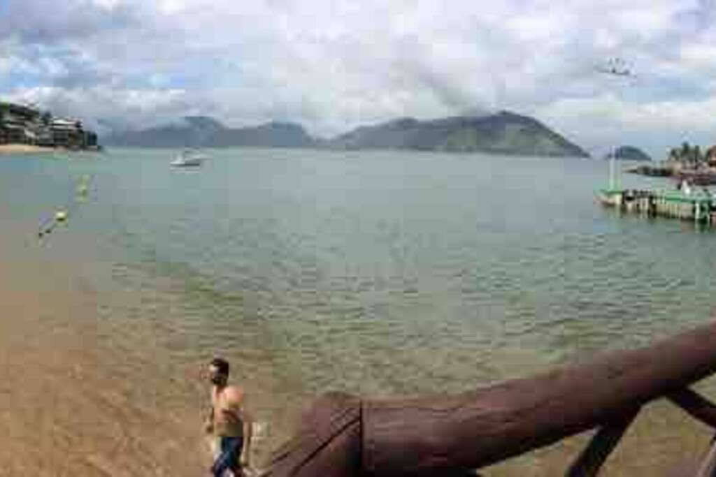Praia privativa do condomínio de sítio bom, a 6 min andando da casa. ( private beach inside the condo, just 6 min walking from the house)