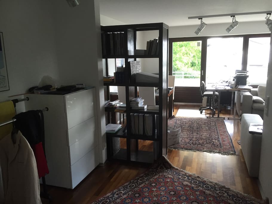 Blick von der Eingangstür in die Wohnung, 2 Teppiche