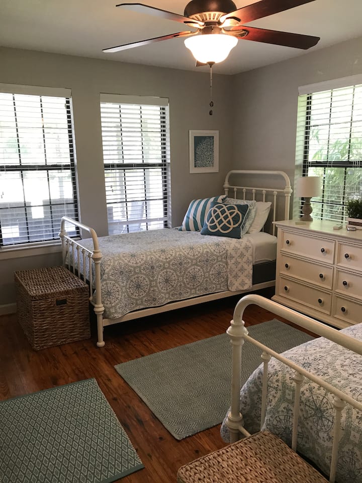 חדר שינה קדמי עם שתי מיטות נפרדות וטלוויזיה חכמה