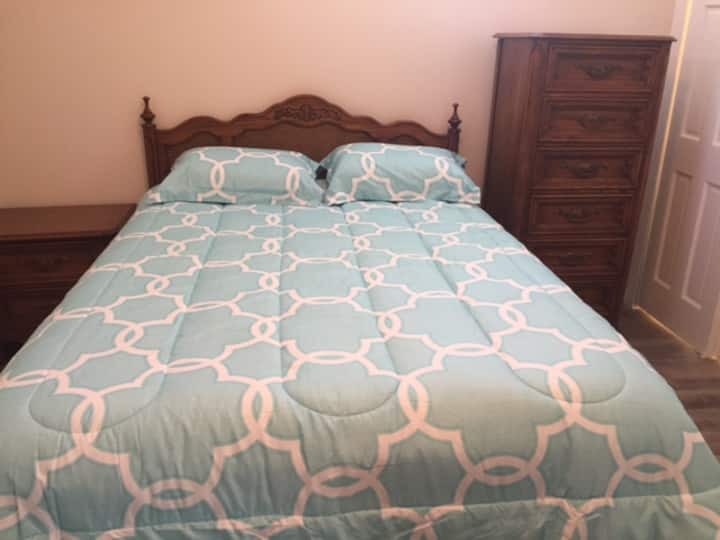 Dhomë gjumi kryesore me televizor