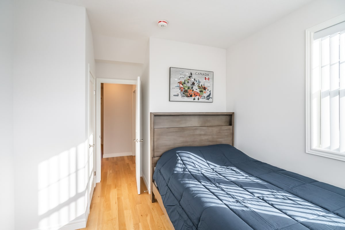 Dormitorio con cama tamaño queen.