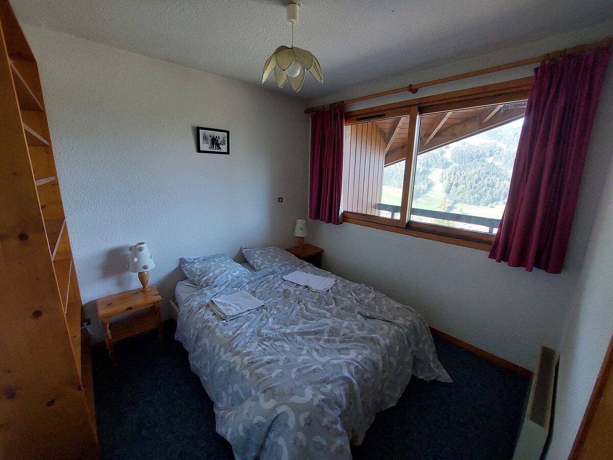 Dormitorio principal con increíbles vistas a Morzine. Mucho espacio en el armario y sus propios calentadores