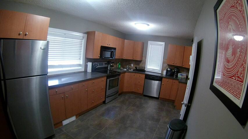 Contemporary 5 bedroom in St. Vital gallery image 3