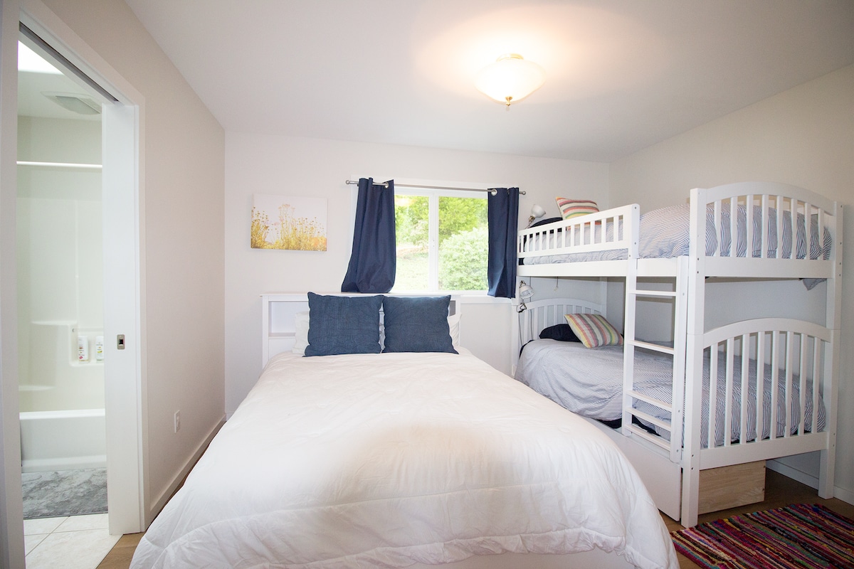 Спална соба бр. 2 со сопствен простор во бањата.