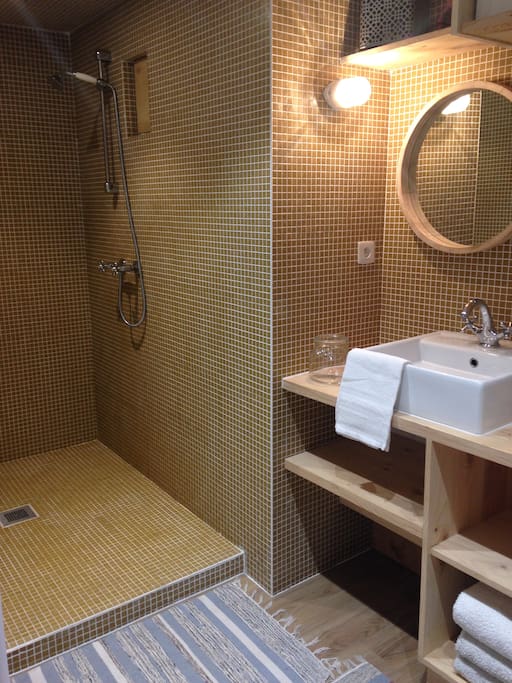 Une immense douche, une salle de bain moderne où on peut rester des heures