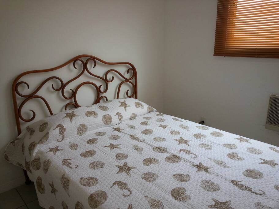 Twin bed (antique).
Tem armário e escrivaninha.