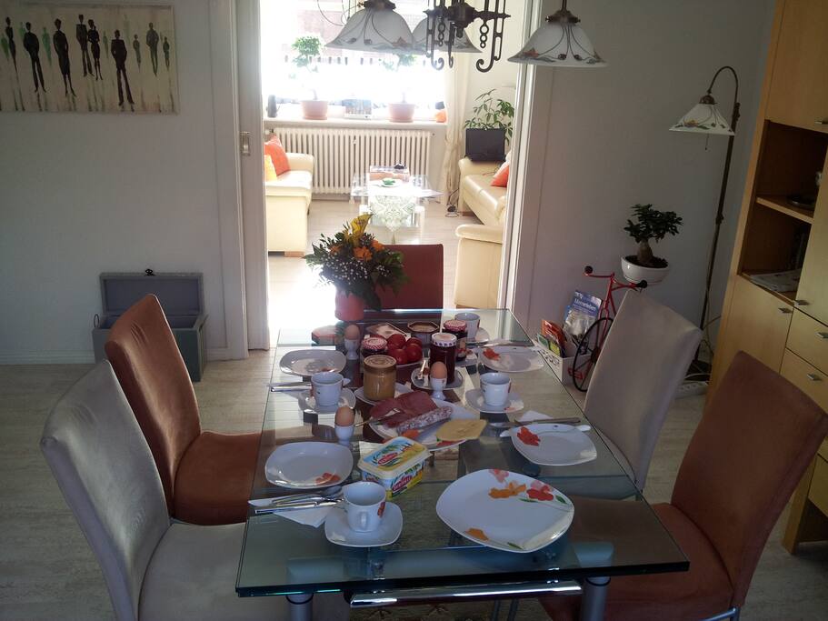 Esszimmer mit Blick in das Wohnzimmer