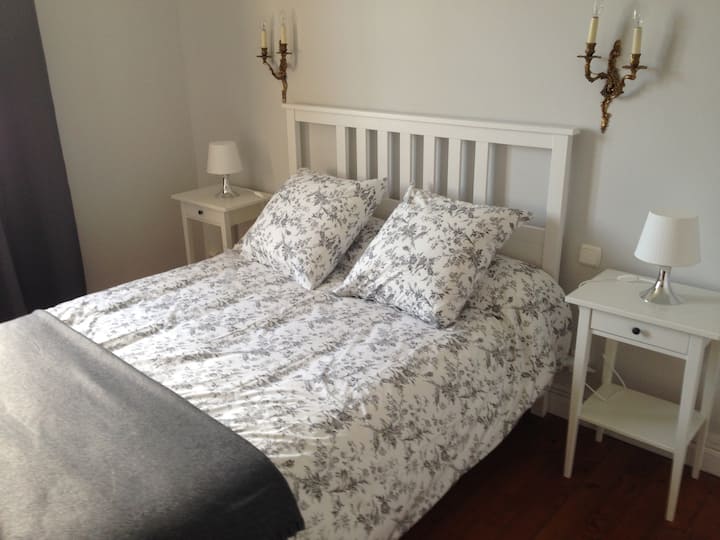 Spálňa 1 , dvere do kúpeľne a priamo pred posteľou. Posteľná bielizeň a posteľ pripravená pri príchode. Posteľ Hemnes 140/200