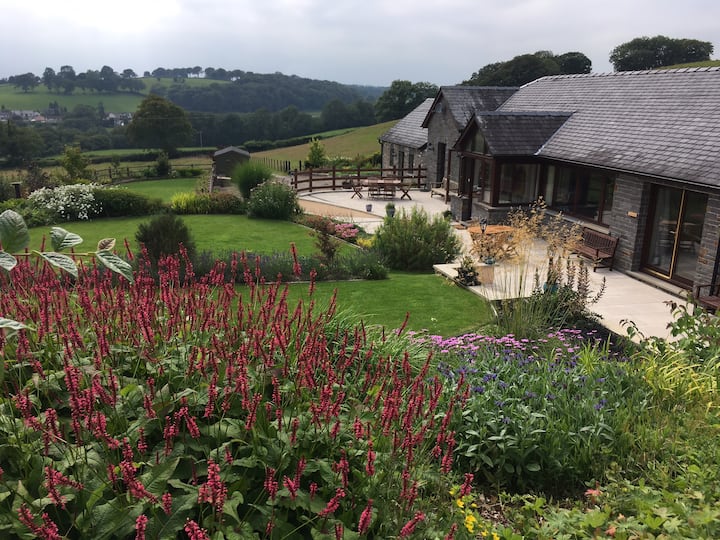 Neuadd Villa, Llanwnnen, Lampeter, SA48 7LG Houses for Rent in