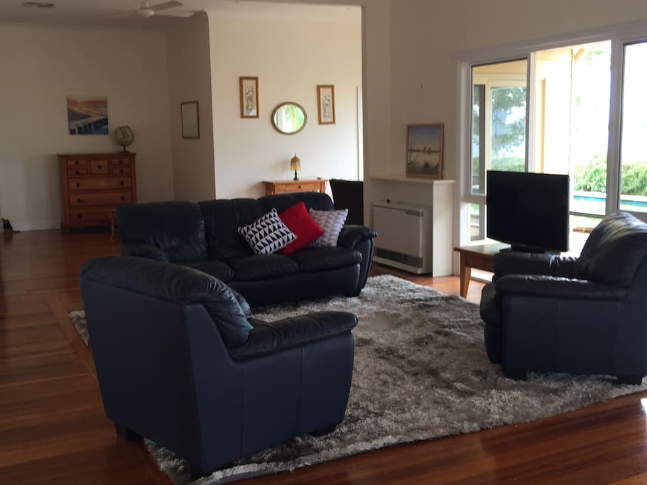 Lounge with view over Lake Hawthorn