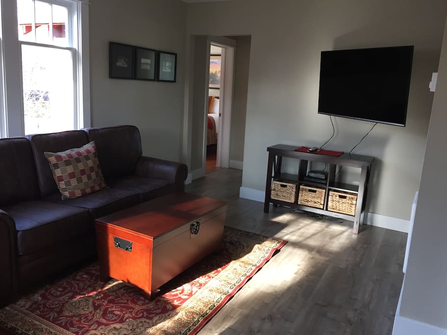Living Room w/HD TV, wifi