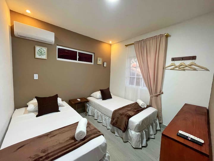 חדר שני (שתי מיטות יחיד) /חדר שני (2 מיטות יחיד).