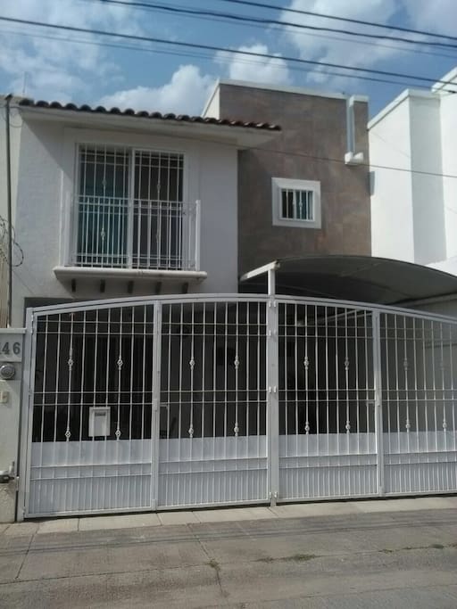 Fachada, cochera automática