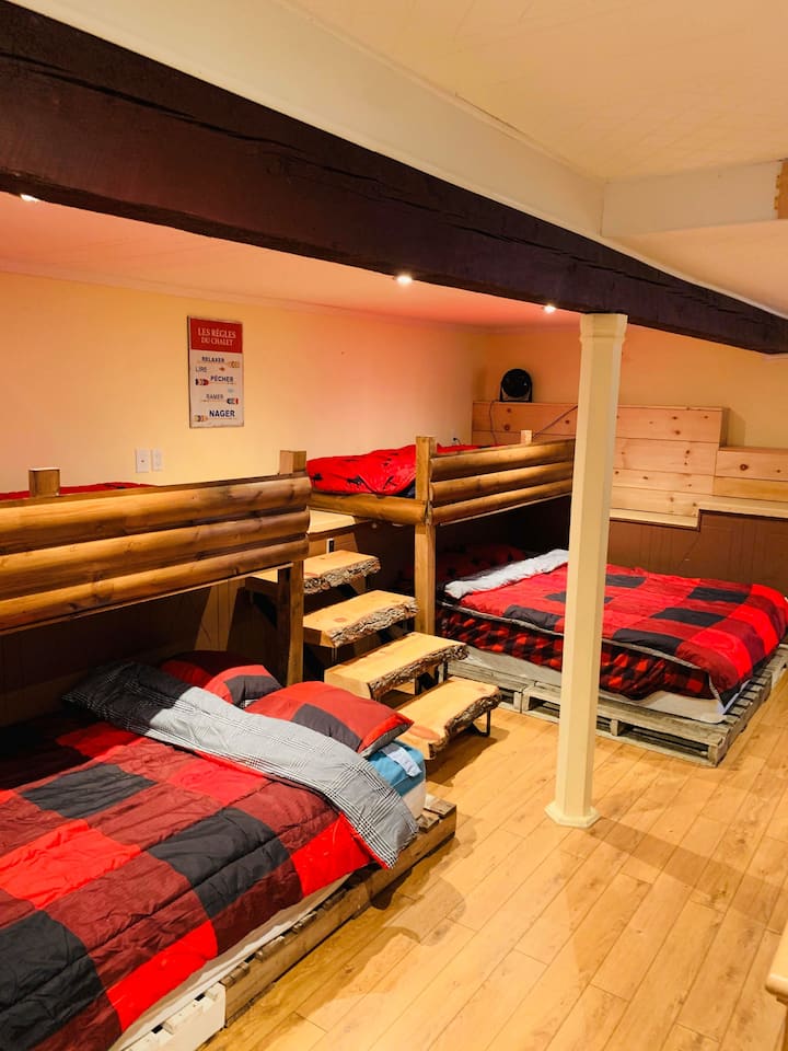 ¡Gran dormitorio en el sótano con 2 camas individuales en la parte superior, 1 doble y una cama queen abajo! Encontramos la habitación bajando las escaleras. Para su información, no hay puerta para cerrar la habitación.