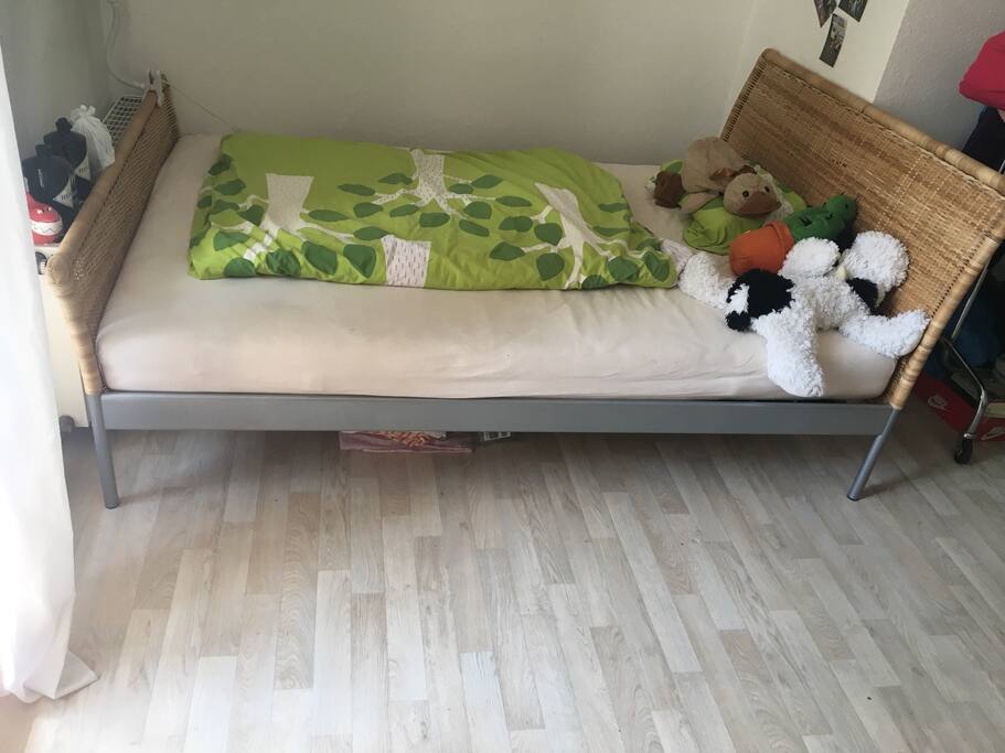 Das kuschelige 140x200 Bett mit einer extra großen Bettdecke (155x220).