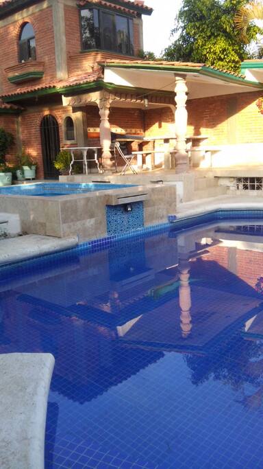 ALBERCA, JACUZZI Y TERRAZA CON ASADOR DE CARNES