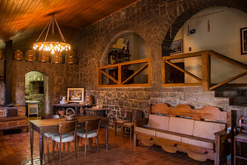 Sala de estar, mesa de jantar