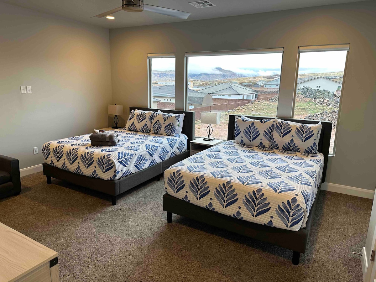 Chumba kikuu cha 2 na vitanda 2 vya malkia na kochi ambalo linakunjwa kwenye kitanda kimoja.