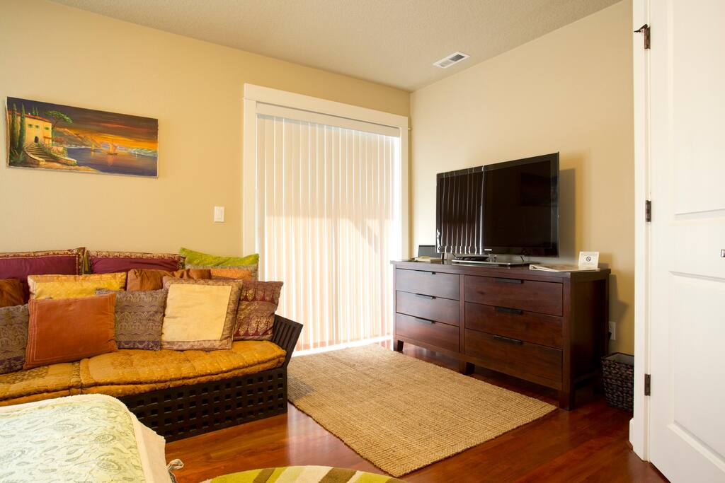 Private entrance, HDTV & Roku (Netflix, HBO, Showtime, Comedy Central, Etc.) for all your entertainment needs ;)