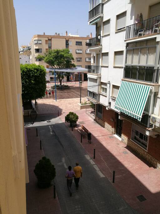El toldo del final es la Plaza del Ayuntamiento son las vistas desde la casa es una calle peatonal pero se puede pasar para descargar el coche