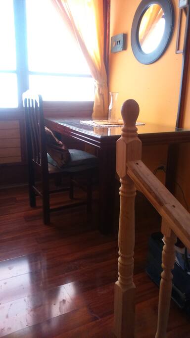 Mesa y sillas en un espacio privado, para comer o leer.