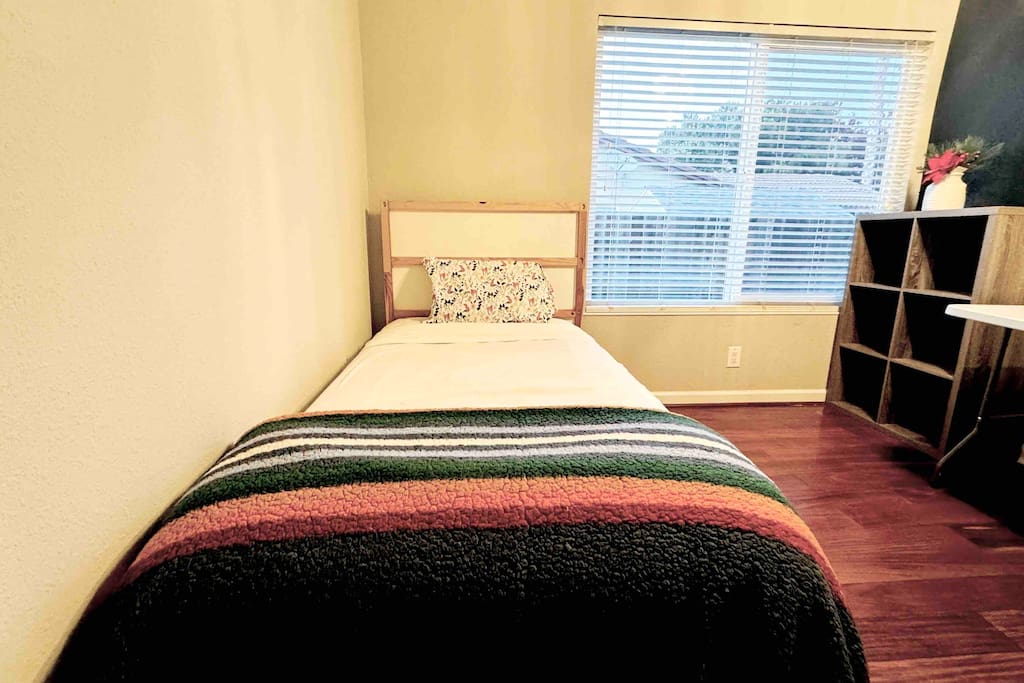 Airbnb Shared Space in divided living Room Near TESLA