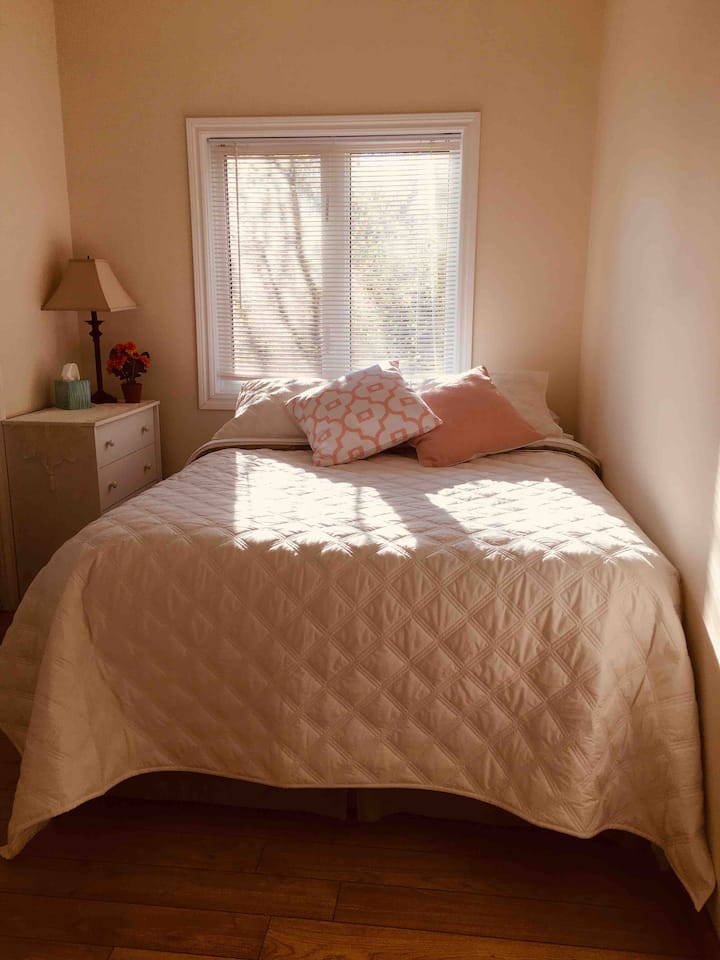 غرفة نوم ثانية بسرير بحجم كبير