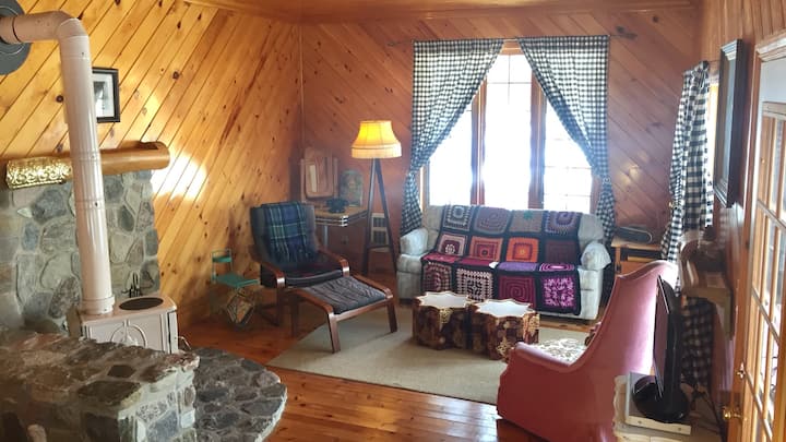 พักผ่อนสบายๆริมกองไฟและติดตามเน็ตฟลิกซ์ (โซฟาเป็นเตียงที่ซ่อนตัวอยู่) 