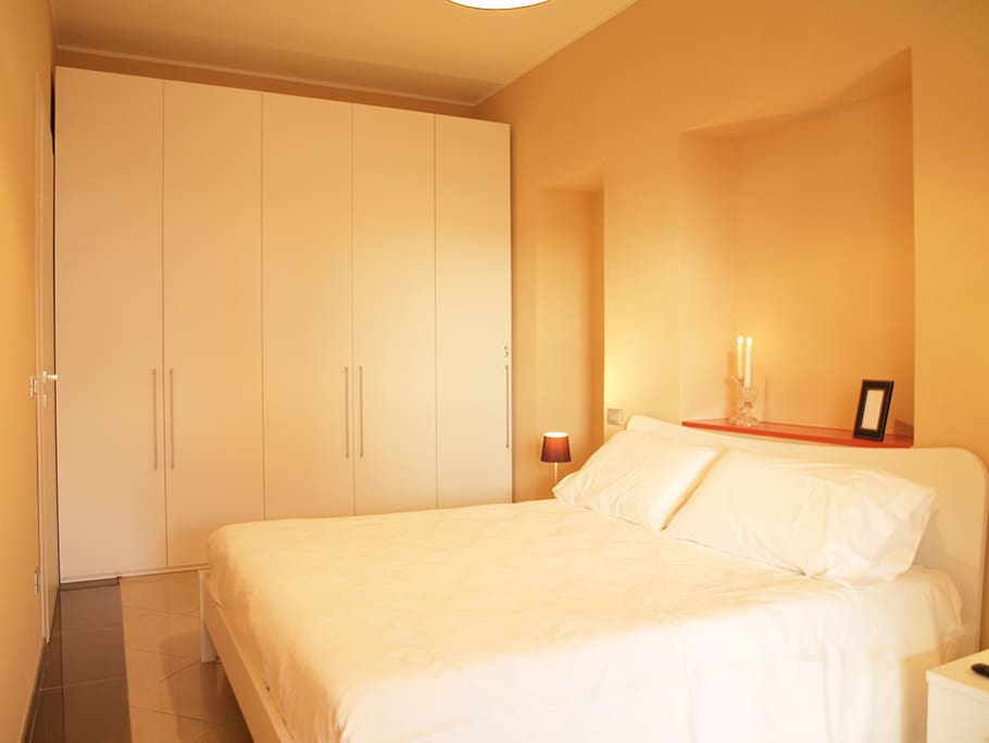 Camera da letto con porta sul cortile