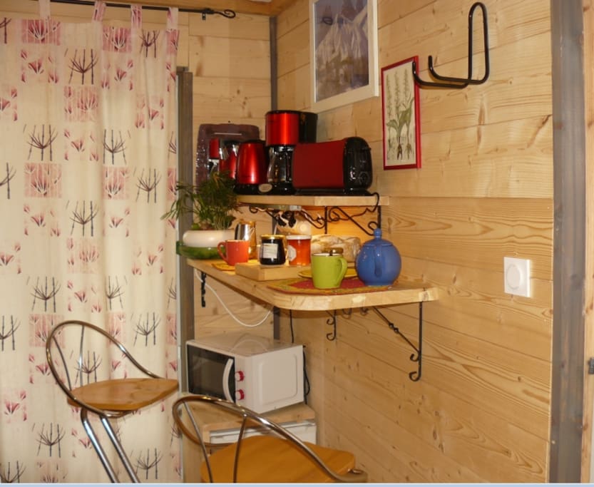 Antichambre avec coin petit-déjeuner continental (fourni). Frigidaire de bar et micro-onde, cafetière, bouilloire et grille-pain.