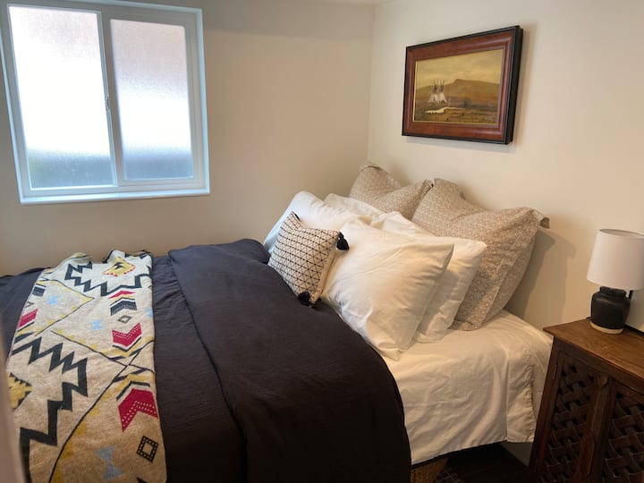 Многу удобна мала спална соба со душек со големина на брачен кревет (широк 80 инчи X 60 инчи) и долен шалтер, со ретро додатоци. 3 фиоки, светло, мал вентилатор и складиште под креветот. 