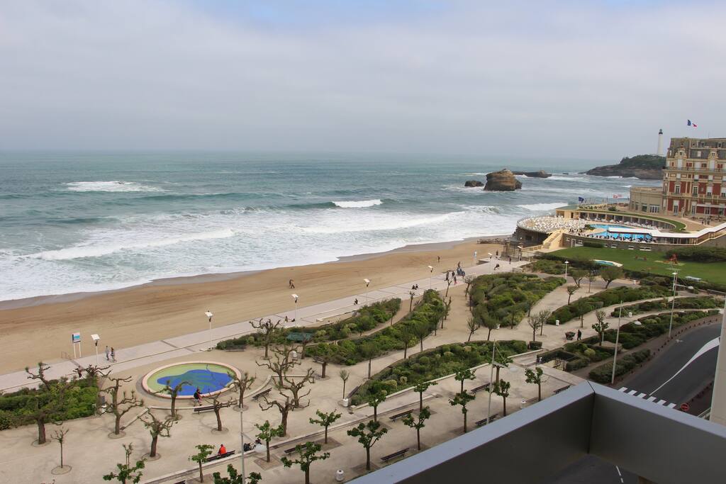La vue sur la plage et la phare.