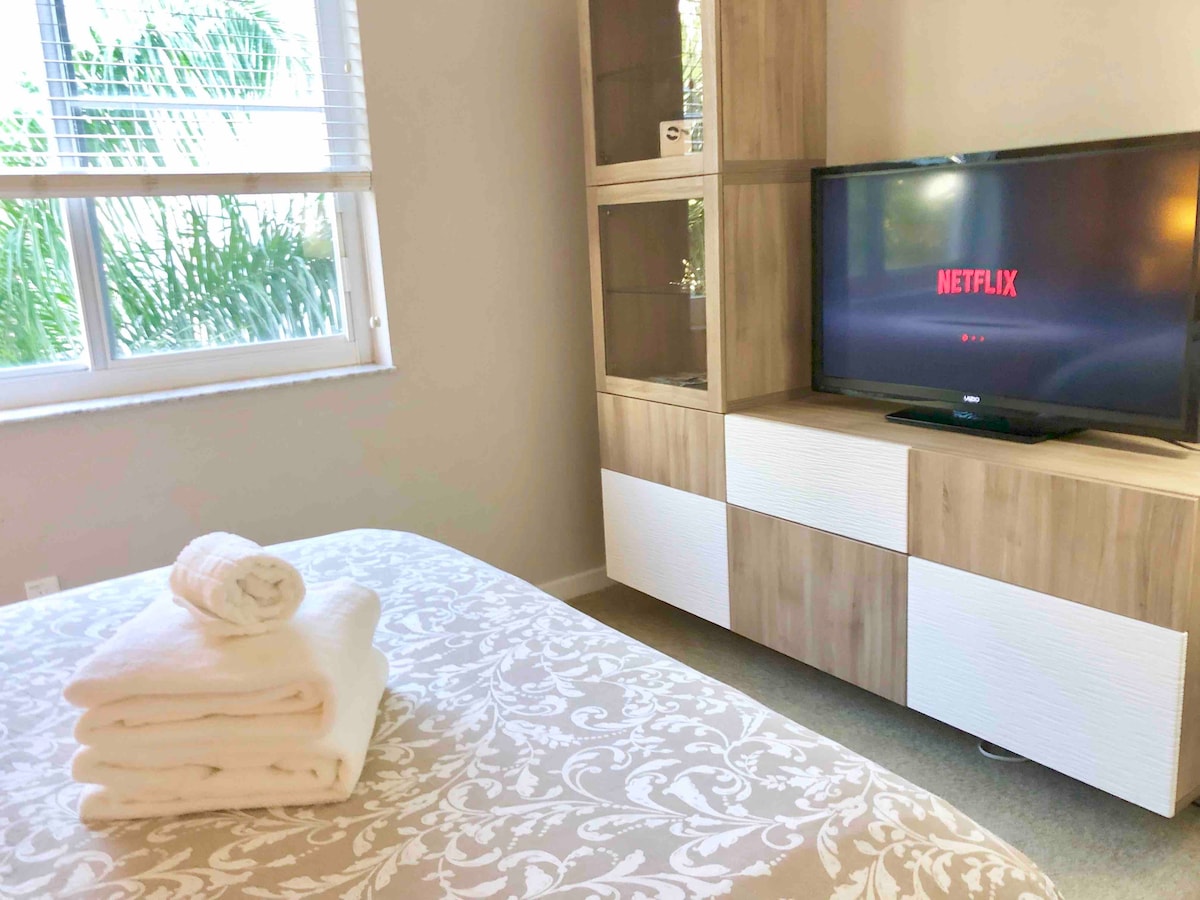 Elegante pero acogedor.

Dormitorio principal con una cama tamaño queen con un colchón de élite Beautyrest.  ¡Súper cómodo!

La televisión también está incluida en todas las habitaciones.
Netflix, Hulu, etc. complementarios

Baño adjunto + vestidor.
