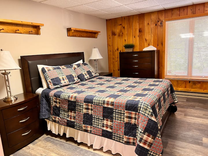 Camera da letto al piano inferiore con letto queen-size