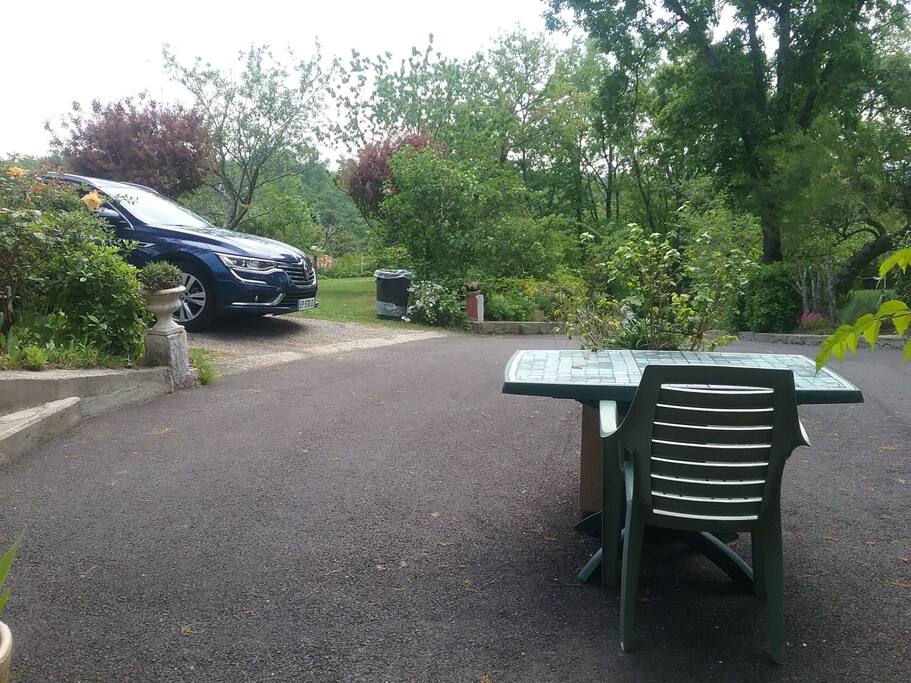 Terrasse et parking