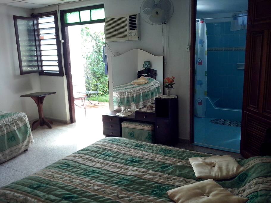 habitacion con dos camas y la posibilidad de una tercera