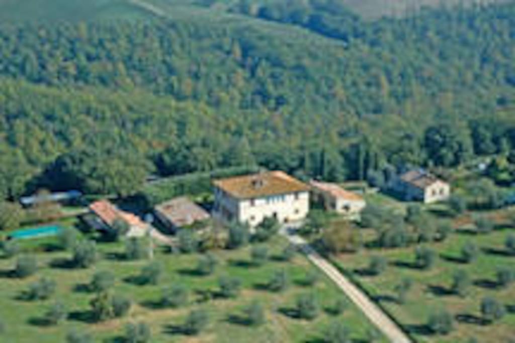 La nostra fattoria vista dall’alto; la suite “Limonaia” si trova immediatamente a sinistra accanto alla casa padronale dove viviamo.