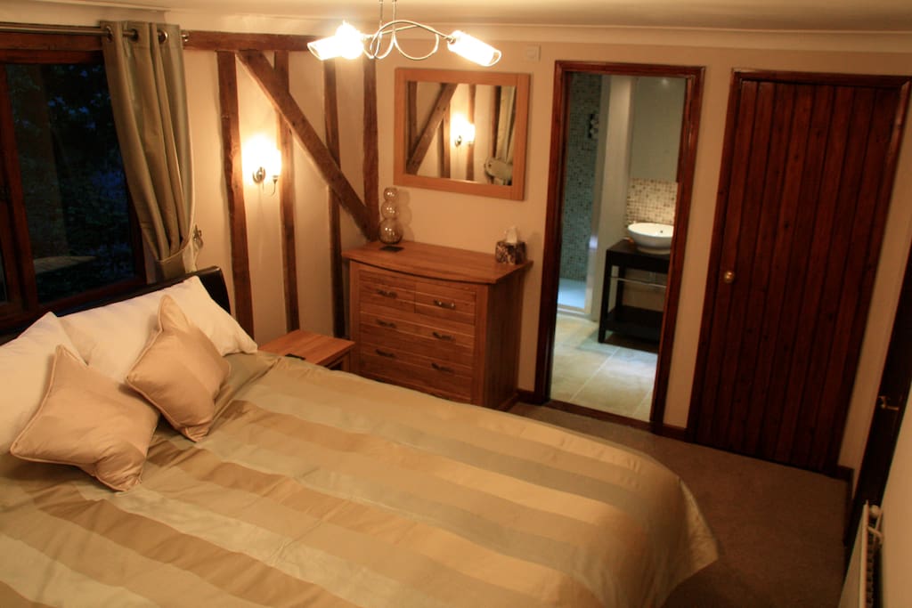 Double bedroom with en-suite shower room