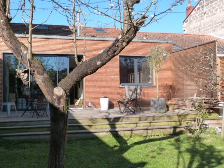 Une partie de la maison est en bois